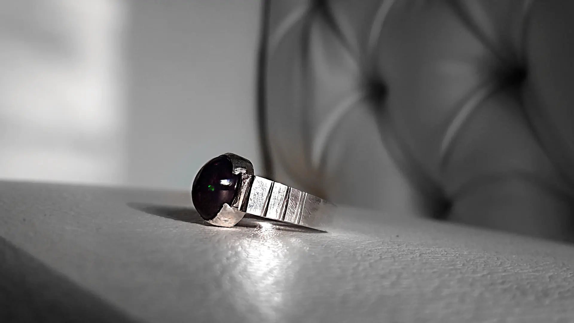 أوبال أسود ناري أحمر نادر - جوهرة نادرة لهواة الجمع من بيتش وايلد